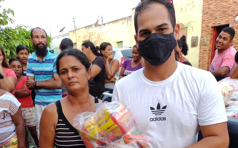 Famílias recebem cestas básicas em São Brás