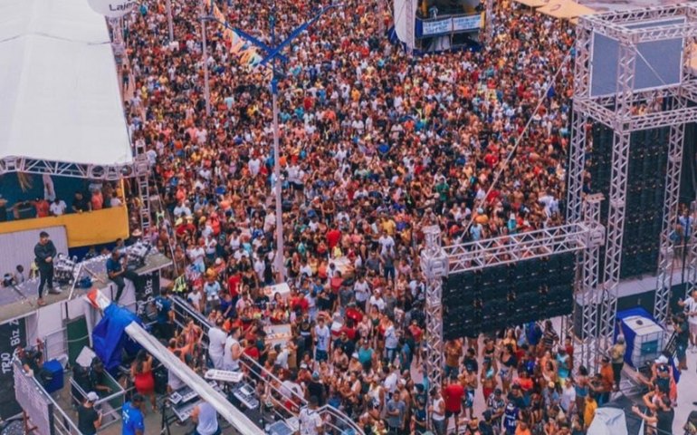 Encerrando o CarnaLaje, Bacalhau na Vara arrasta mais de 60 mil foliões no maior carnaval de Alagoas