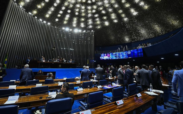 Senado aprova projeto que altera Lei da Ficha Limpa e beneficia políticos condenados