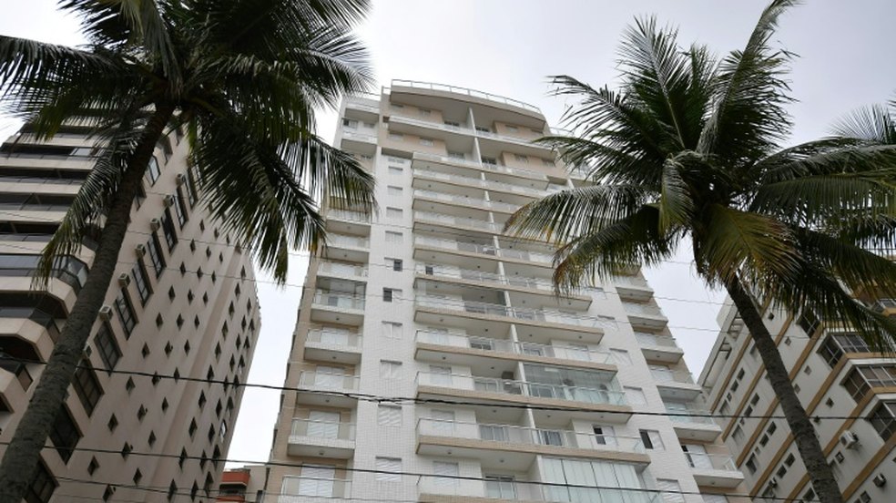 Empresário estuda alugar triplex do Guarujá