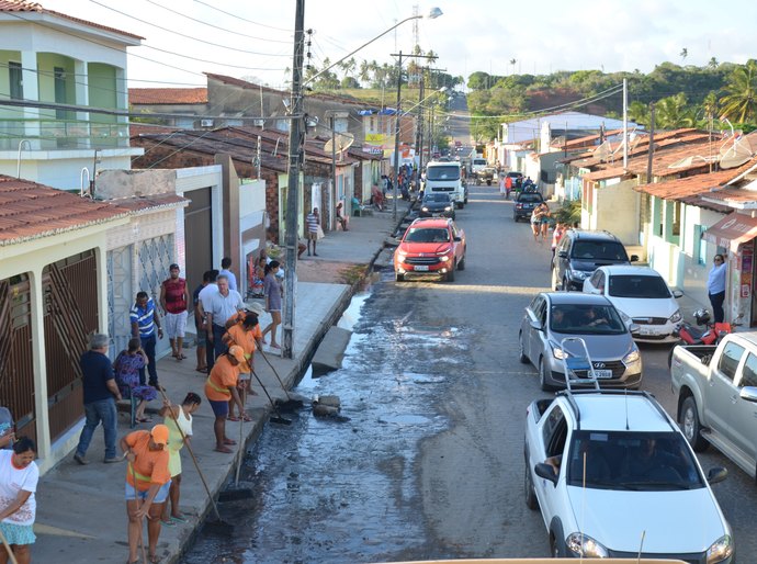 Prefeitura realiza ação de limpeza e esgotamento no Pontal de Coruripe