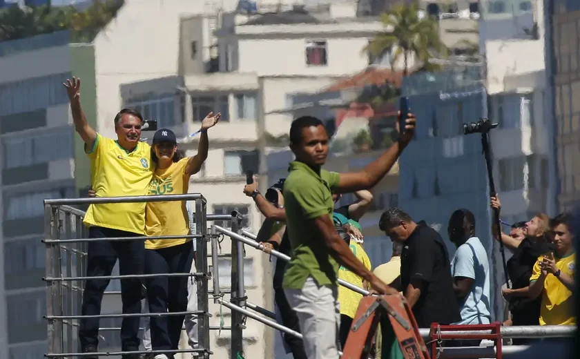 Bolsonaro chora em discurso na paulista e diz que foi eleito por 'falha no sistema'