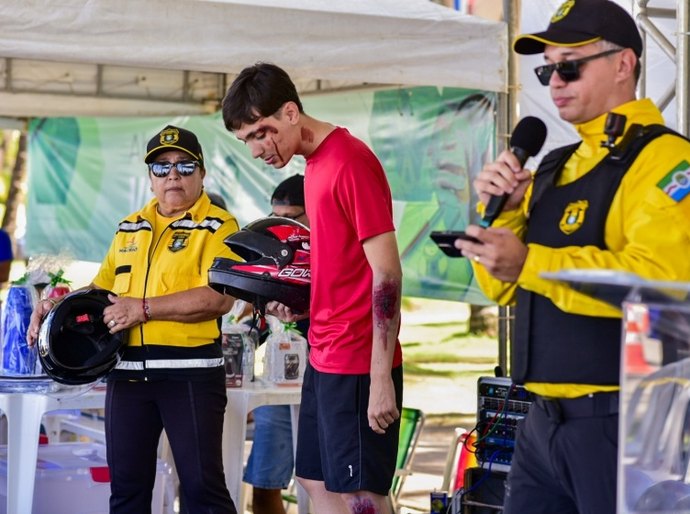 DMTT participa de ação do Abril Verde com simulação de sinistro e orientação sobre uso de capacete