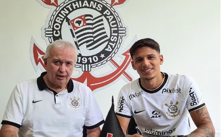 Corinthians renova contrato com o zagueiro Caetano, nos planos de Fernando Lázaro
