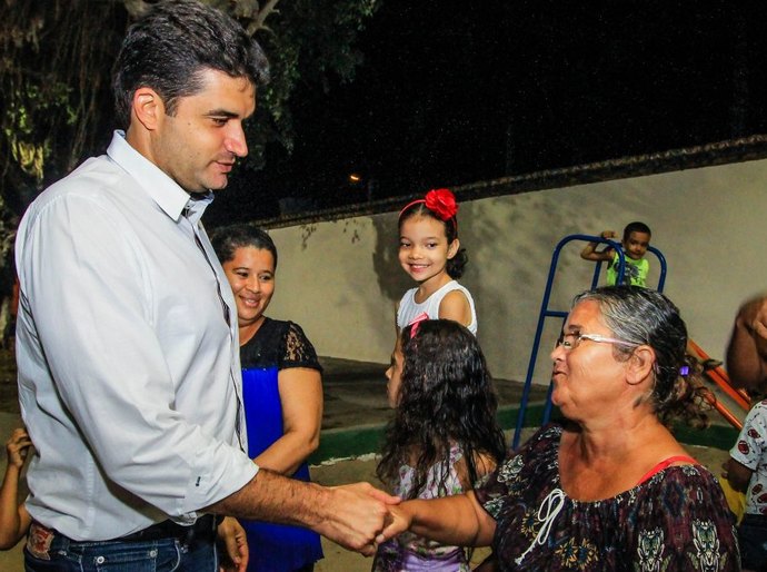 Prefeito Rui Palmeira e secretários vistoriam obras em praça no Santos Dumont