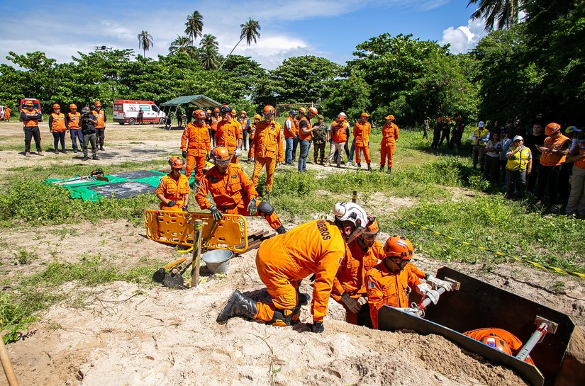 Defesa Civil de Maceió participa de simulado de resgate no Pontal da Barra