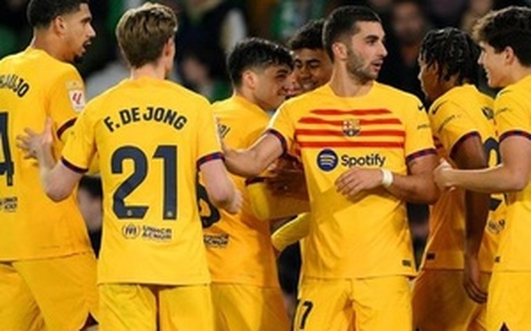 Barcelona desencanta no fim e derrota Betis fora de casa com hat-trick de Ferran Torres