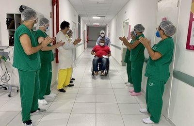 Mais quatro pacientes de Covid-19 recebem alta hospitalar no Hospital da Mulher