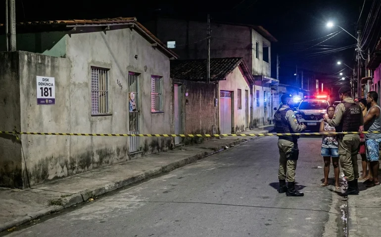Mulher é baleada em tentativa de homicídio no Jacintinho; suspeita envolve tráfico de drogas