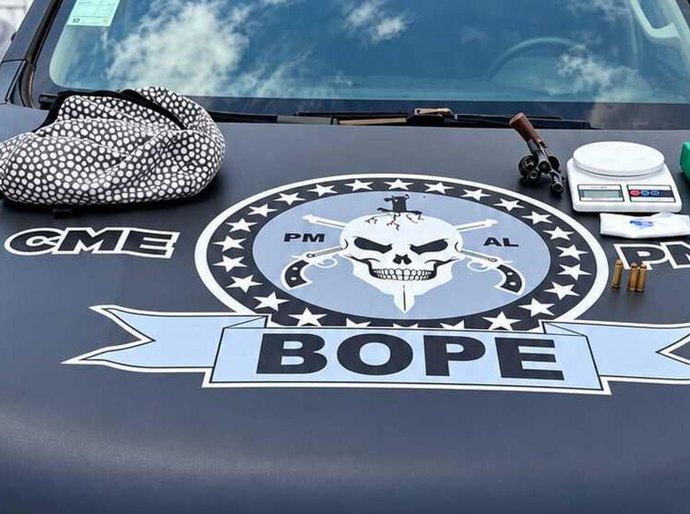 Polícia Militar apreende arma e drogas durante ação contra suspeito por homicídios na orla lagunar