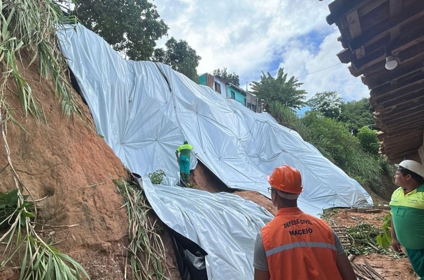 Proteção de encostas com lonas chega a 54 pontos de Maceió