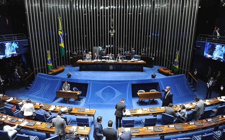 Deputados apresentam projetos para derrubar bandeira vermelha na conta de luz