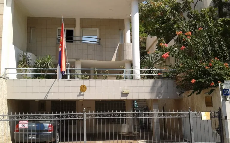 Policial sérvio mata pessoa que o atacou com besta em frente à embaixada de Israel em Belgrado
