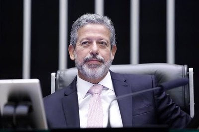 Sondagens qualitativas realizadas na pré-campanha para o Senado apontam Arthur Lira como o único nome ligado a trabalho e à garantia de investimentos para Alagoas