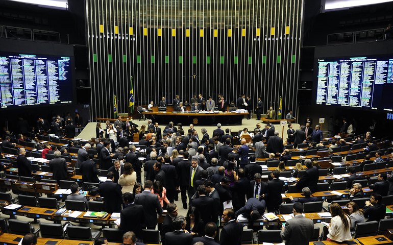 Congresso mantém veto a energia mais barata para indústrias