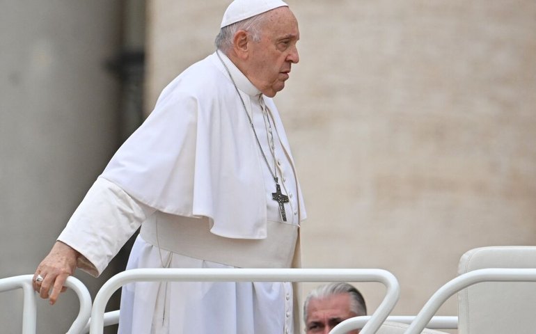 Papa Francisco chega à basílica de São Pedro para presidir a Vigília Pascal