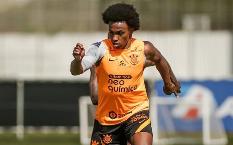 Willian, do Corinthians, diz que ainda sente dores no ombro: ‘Não está 100%’