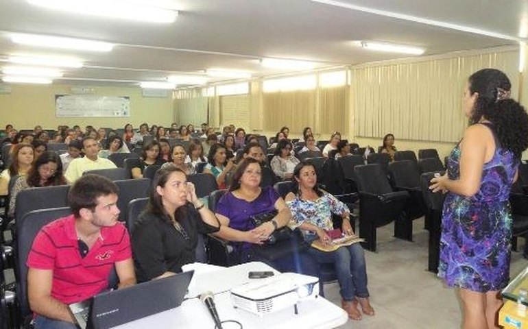 Técnicos discutem ações para corrigir fluxo de alunos em atraso escolar