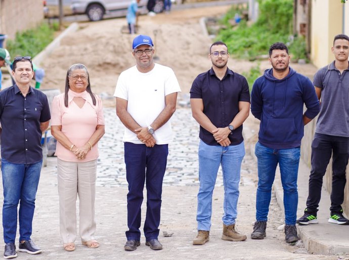 Prefeita Tia Júlia inspeciona obras de pavimentação e drenagem no Canaã