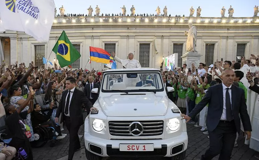 Papa aparece de surpresa em abertura do Jubileu dos Jovens