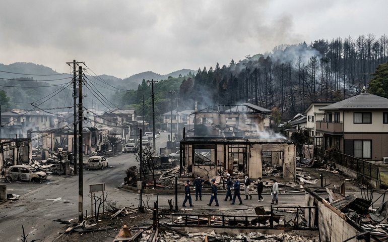 Incêndio florestal de grandes proporções atinge cidade no Japão