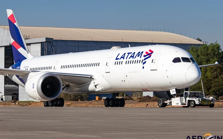 Latam é notificada pelo Procon-SP por restringir banheiro dianteiro a passageiros premium