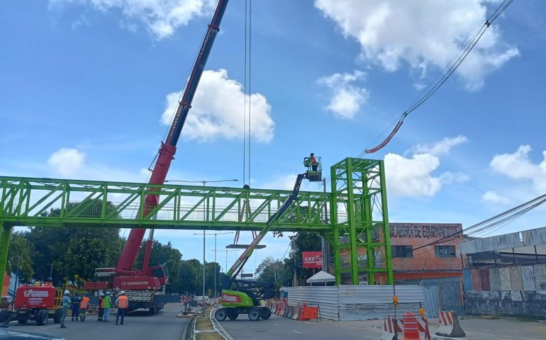 Prefeitura conclui instalação da estrutura principal da passarela do Canaã