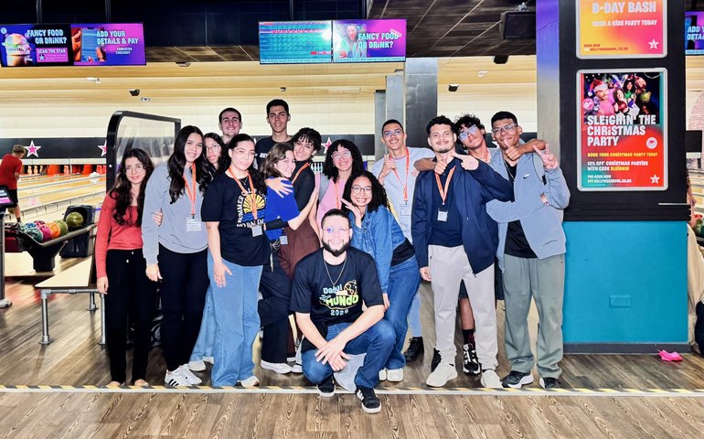 Onde o mar abraça o futuro: estudantes alagoanos redescobrem o horizonte em Worthing