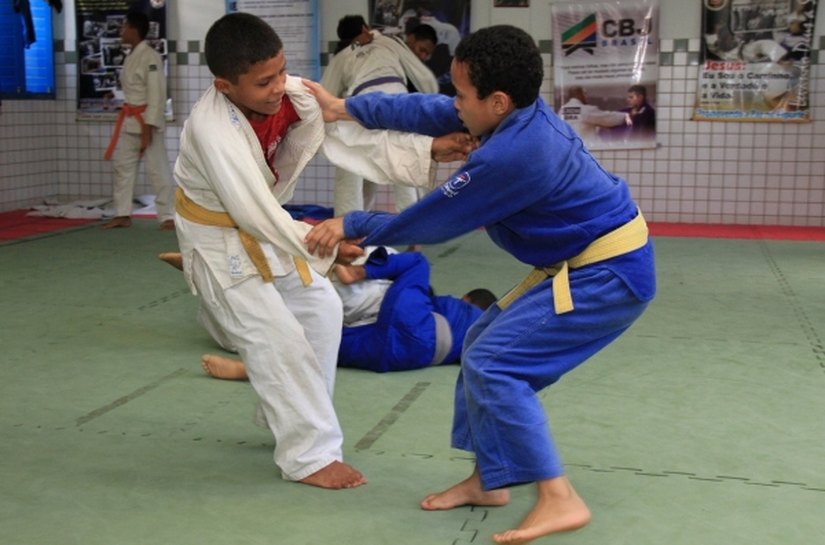 Natação, ciclismo, judô, luta olímpica e basquete agitam fim de semana
