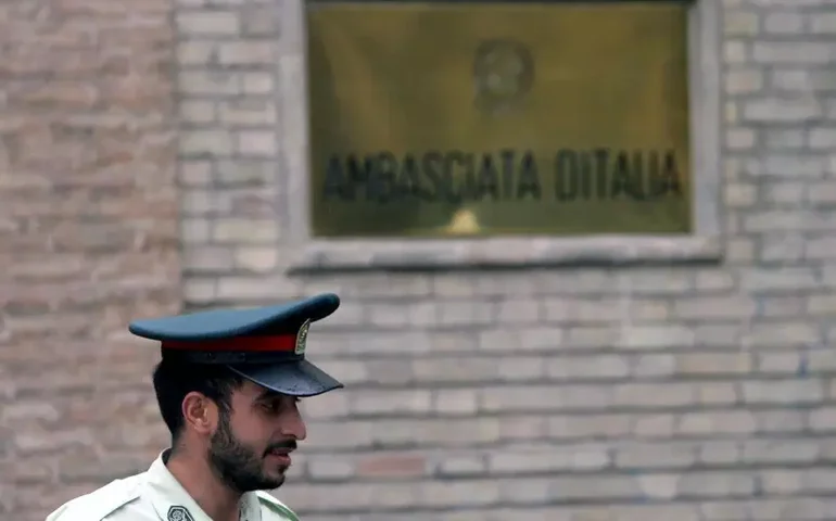 Itália fecha temporariamente embaixada no Irã por motivos de segurança