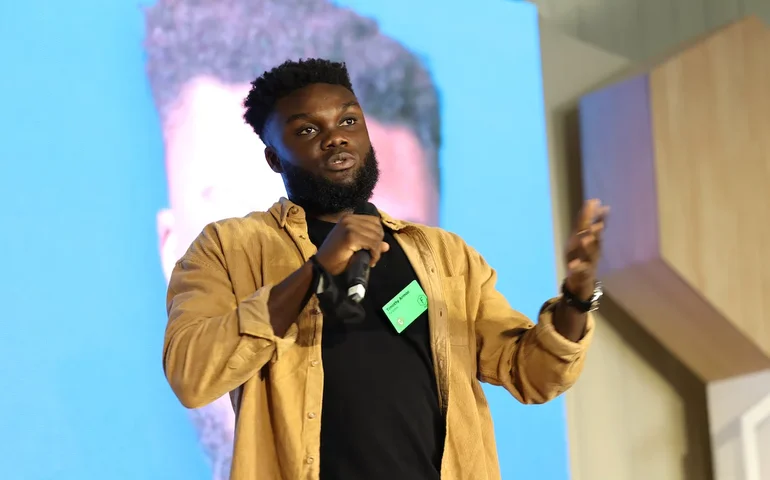 Conheça a história do jovem milionário de 29 anos que se recusa a ter casa própria