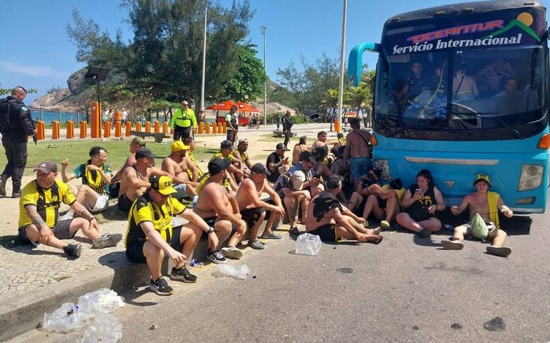 Braz inocenta Varela após flagra em confusão da torcida do Peñarol: 'Estava no lugar errado'
