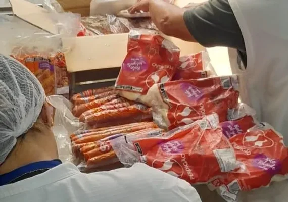 Visa Maceió apreende 100 kg de alimentos estragados em supermercado da Ponta Verde