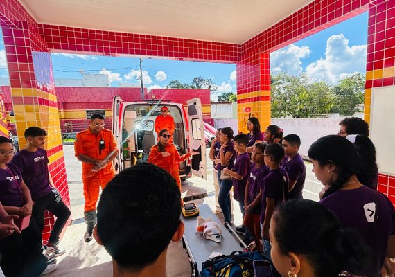 Corpo de Bombeiros recebe visita de estudantes para orientação profissional