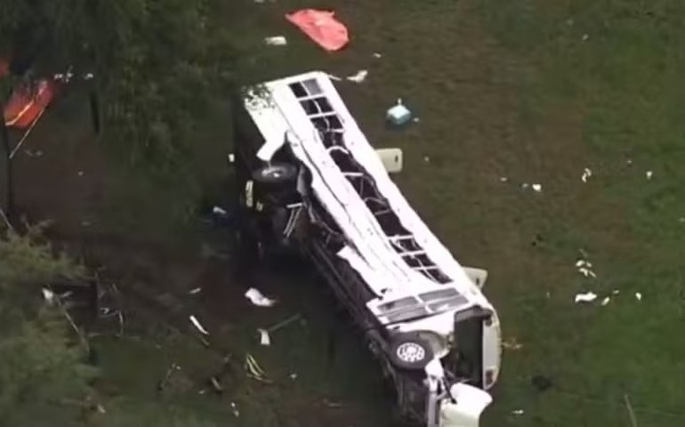 Oito pessoas morrem e 40 ficam feridas em grave acidente de ônibus na Flórida, EUA