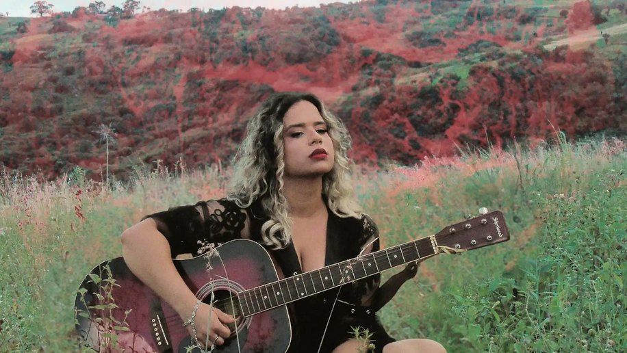 Suzi Mariana leva seu show acústico autoral à FliPenedo 2025