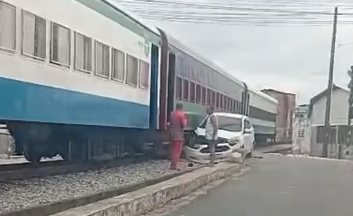 Trem atinge veículo ao cruzar ferrovia em Rio Largo