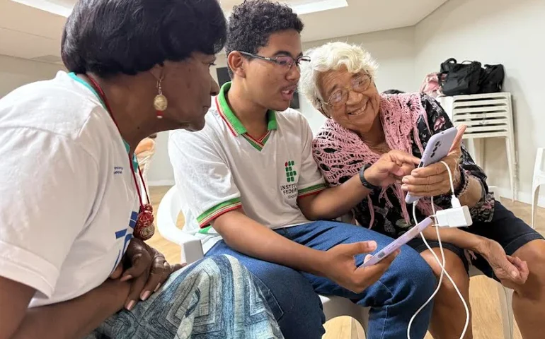 Inclusão digital: curso gratuito amplia autonomia de idosos atendidos pelo Sesc