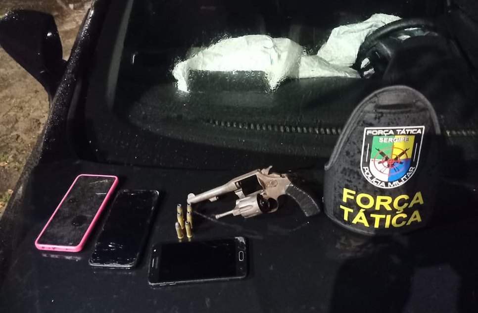 Homens roubam carro, trocam tiros com policiais e batem contra residência em Aracaju