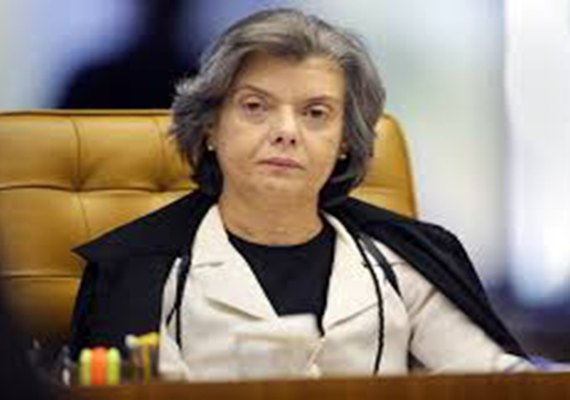 Cármen volta a cobrar PGR e quer manifestação em 24h sobre live de Bolsonaro