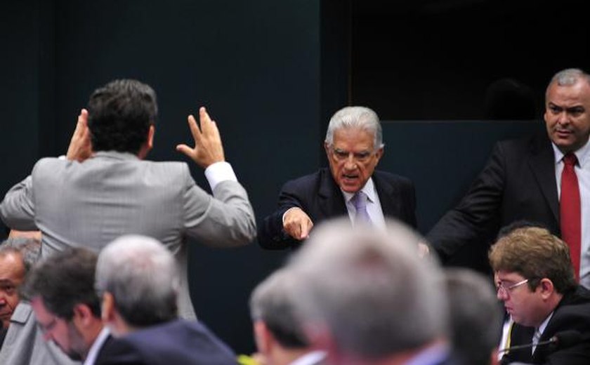 Anúncio de sub-relatorias na CPI da Petrobras provoca bate-boca