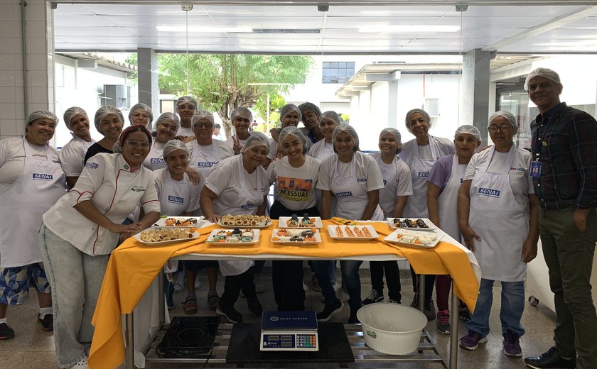 Usuárias do Acessuas Trabalho participam de curso de confeitaria