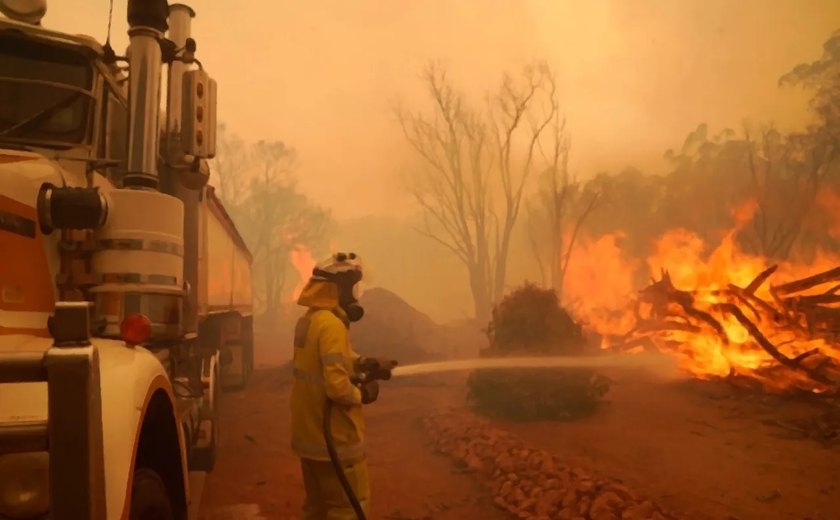 Austrália apela a moradores que busquem abrigo contra incêndios florestais: 'Tarde demais para deixar a área'