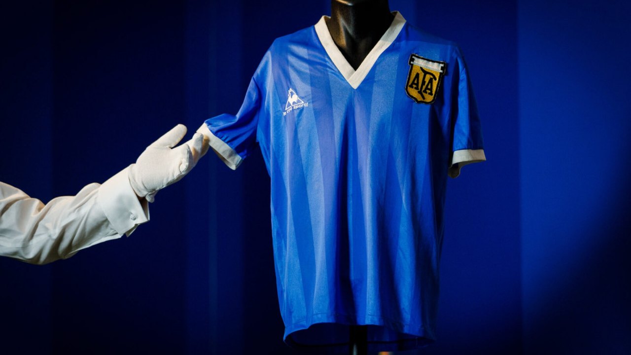 Camisa usada por Maradona na final da Copa do México, em 86, volta à Argentina