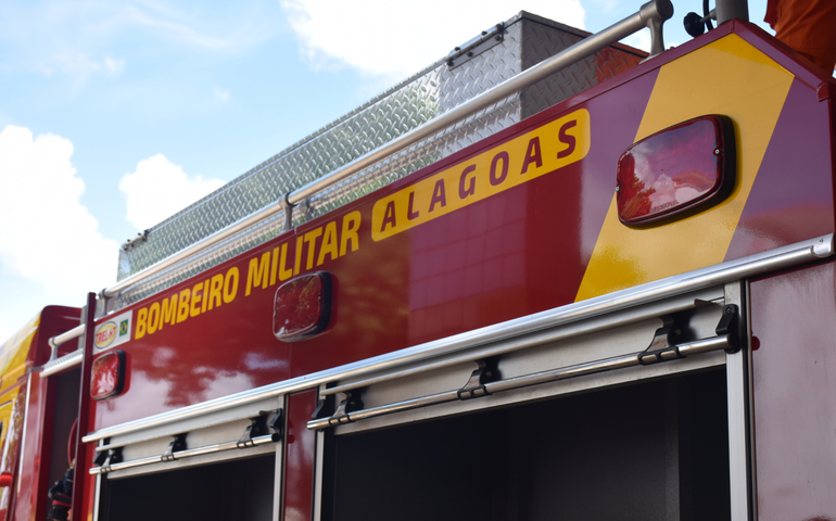 Corpo de Bombeiros resgata funcionário que teve mão presa em amaciador de carne em Maceió