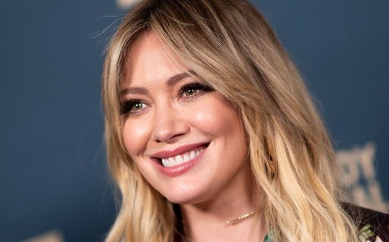 Hilary Duff divulga primeiras imagens de &#8216;How I Met Your Father&#8217;