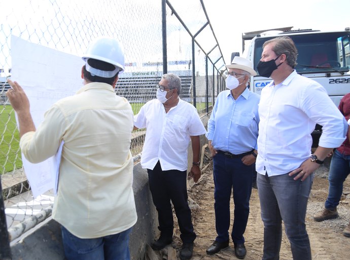 Teófilo visita mais uma etapa da obra de modernização do Estádio Municipal