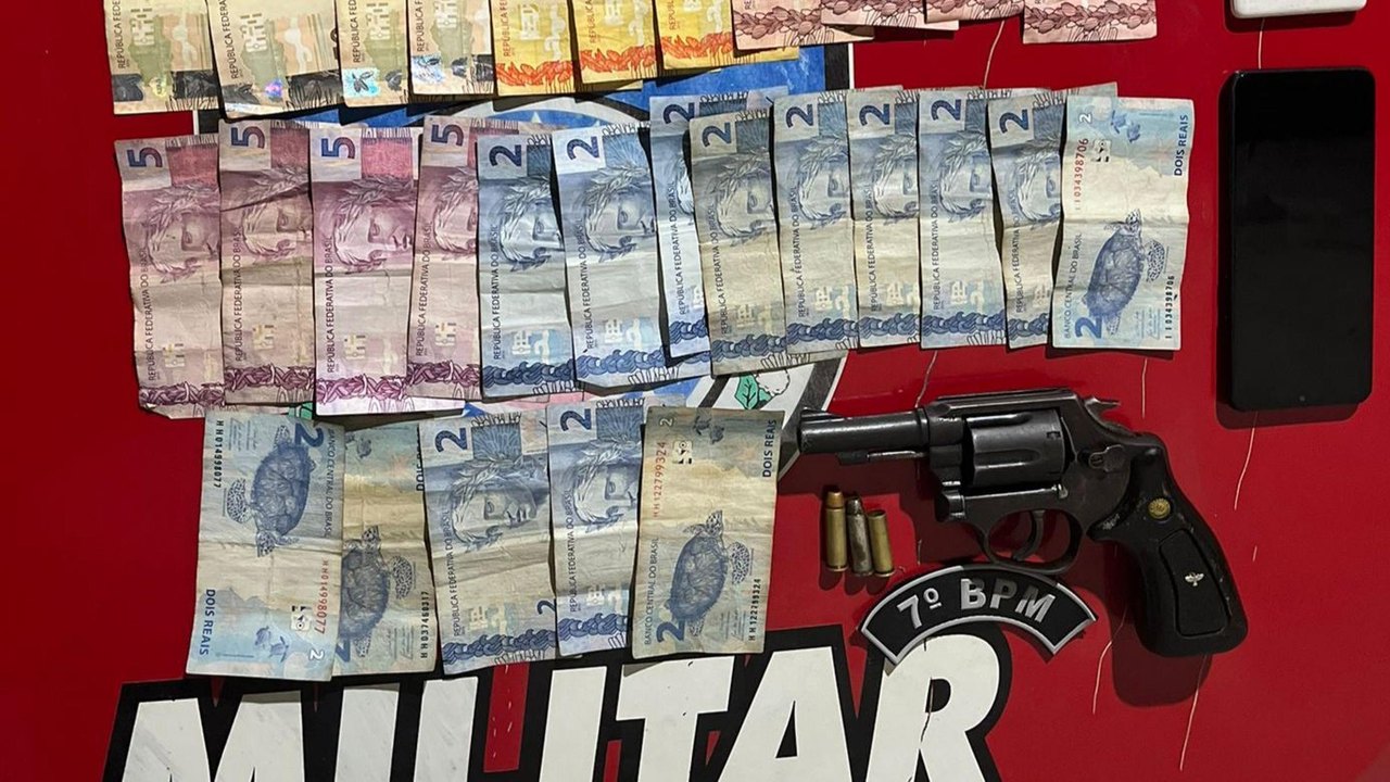 Jovem é preso pela PM com dinheiro, arma e drogas em Olho d’Água das Flores