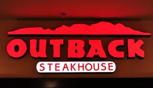 Rede Outback Steakhouse abre 80 vagas de emprego em Sergipe; confira cargos