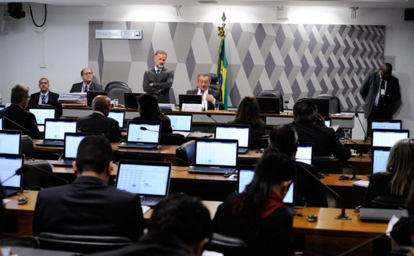 Fim do foro ameaça 12 senadores e 36 deputados